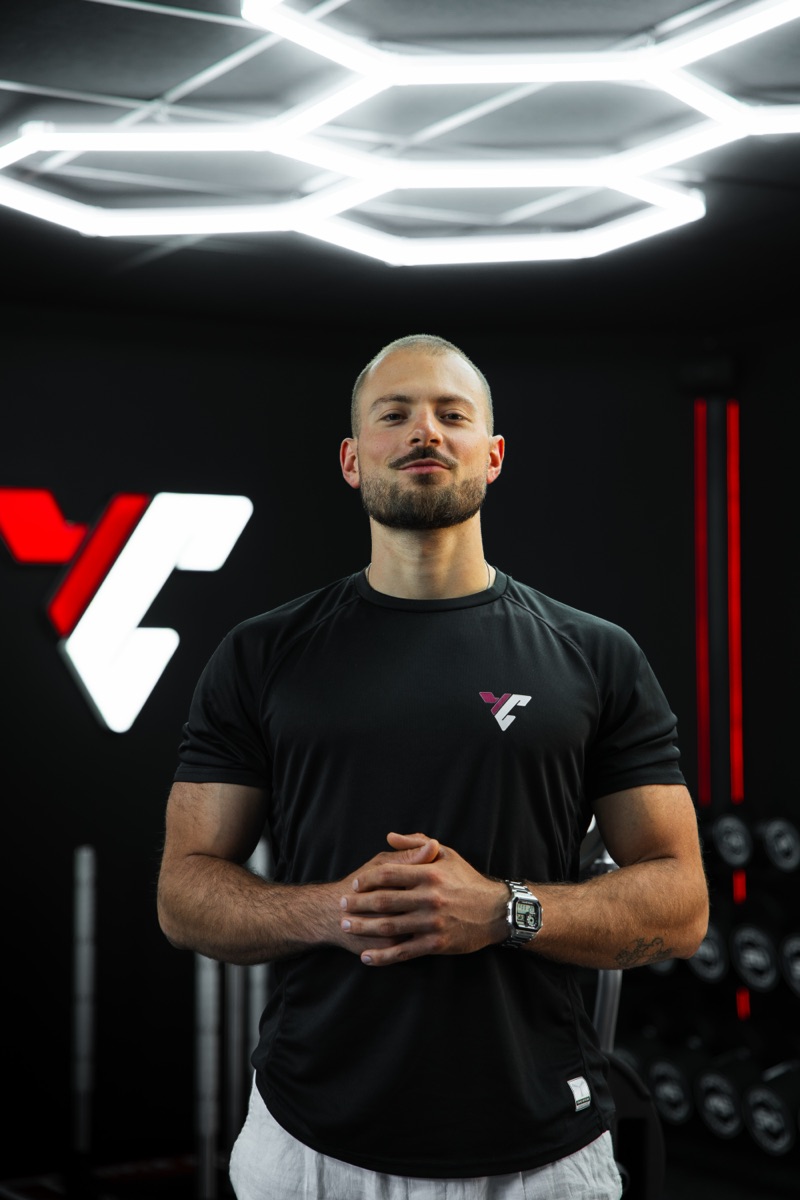 Yoann Charbonnier dans sa salle de sport