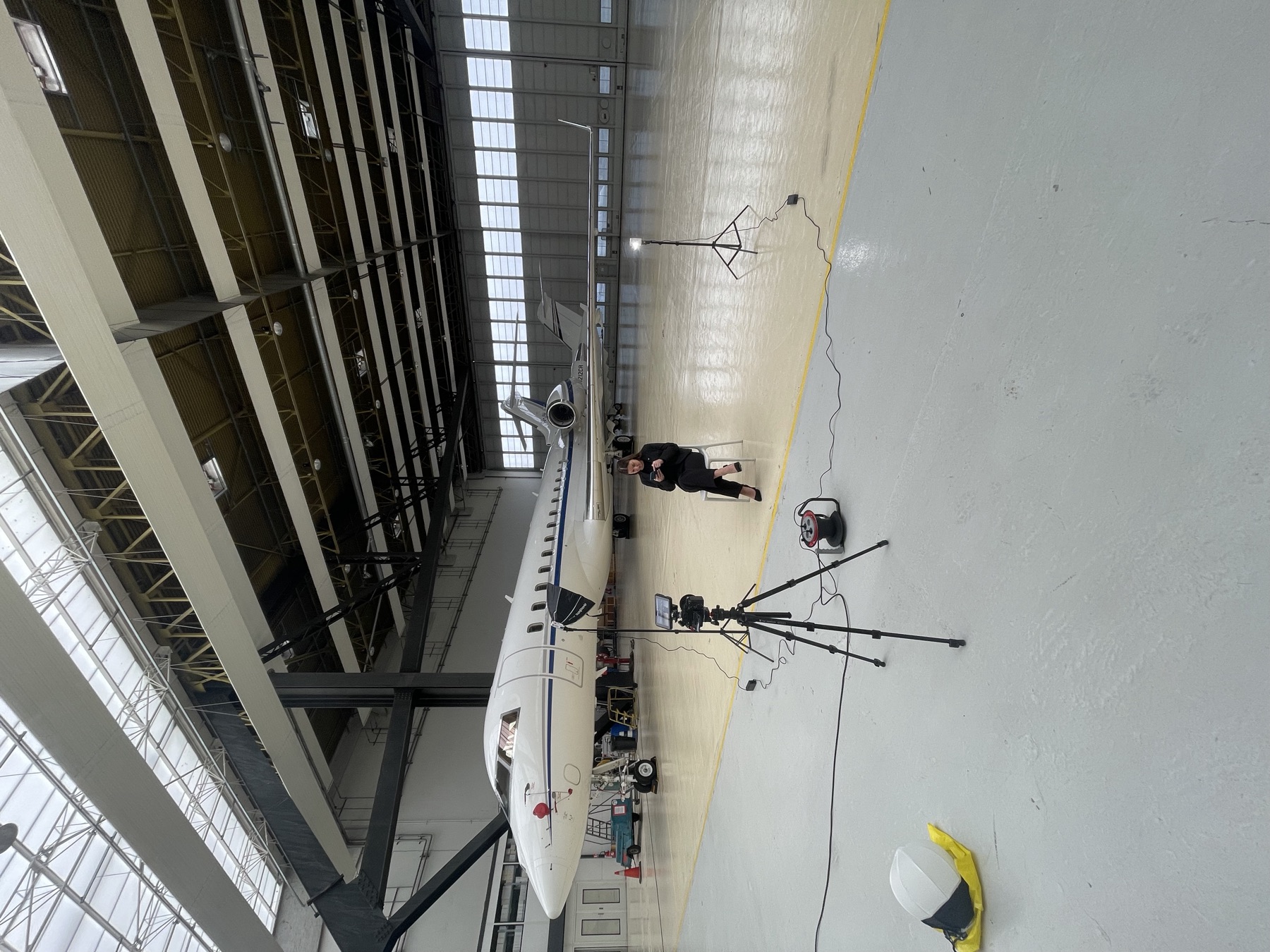 Tournage dans un hangar de jets privés à Paris