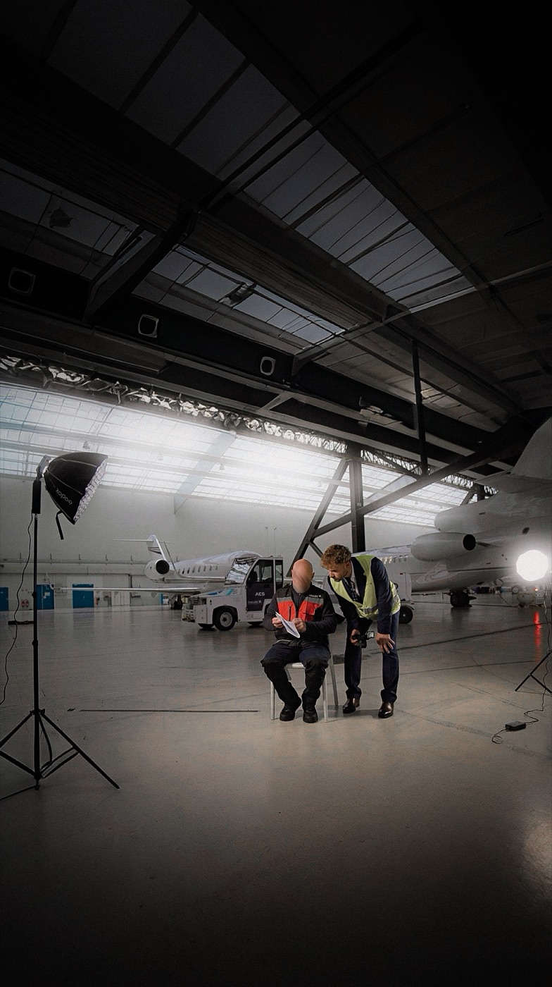 Pablo et son client en préparation dans le hangar