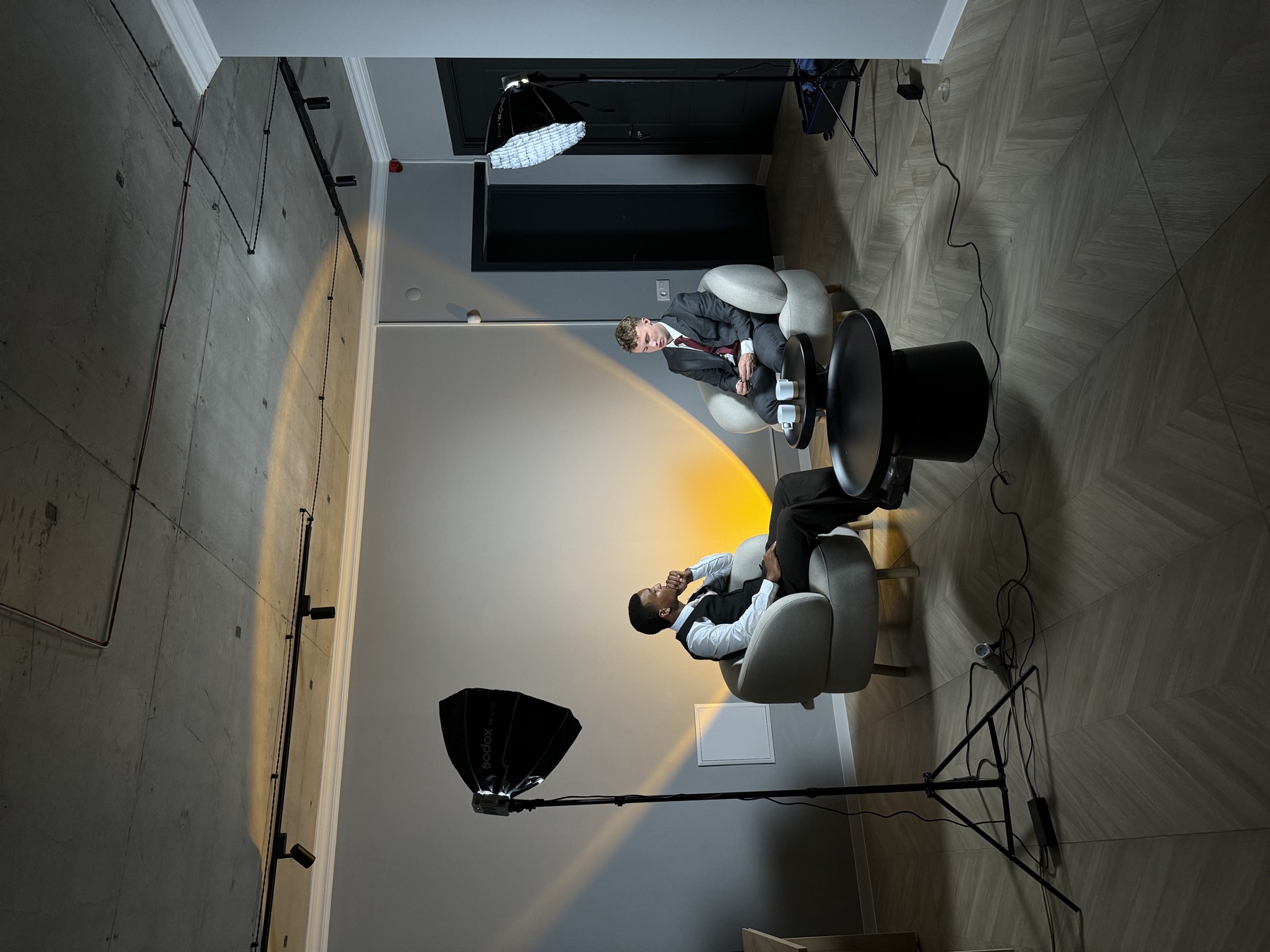 Interview à deux en lumière orange