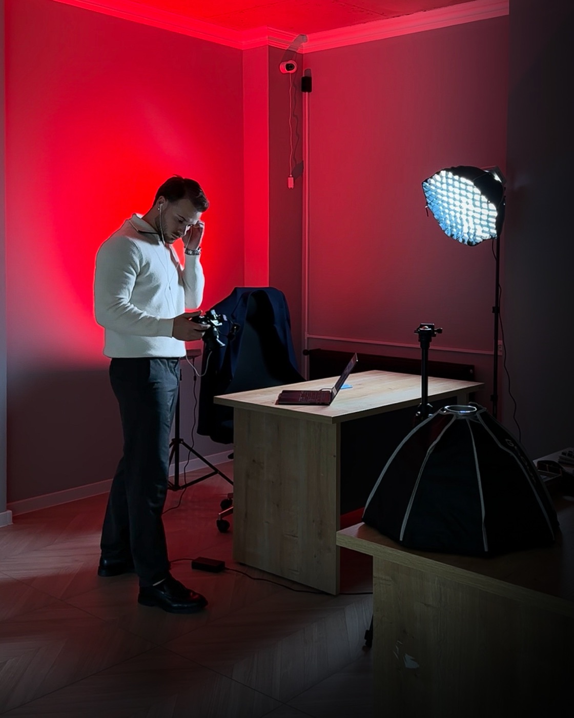 Pablo, fondateur de Media Scale, prépare un tournage dans une lumière rouge