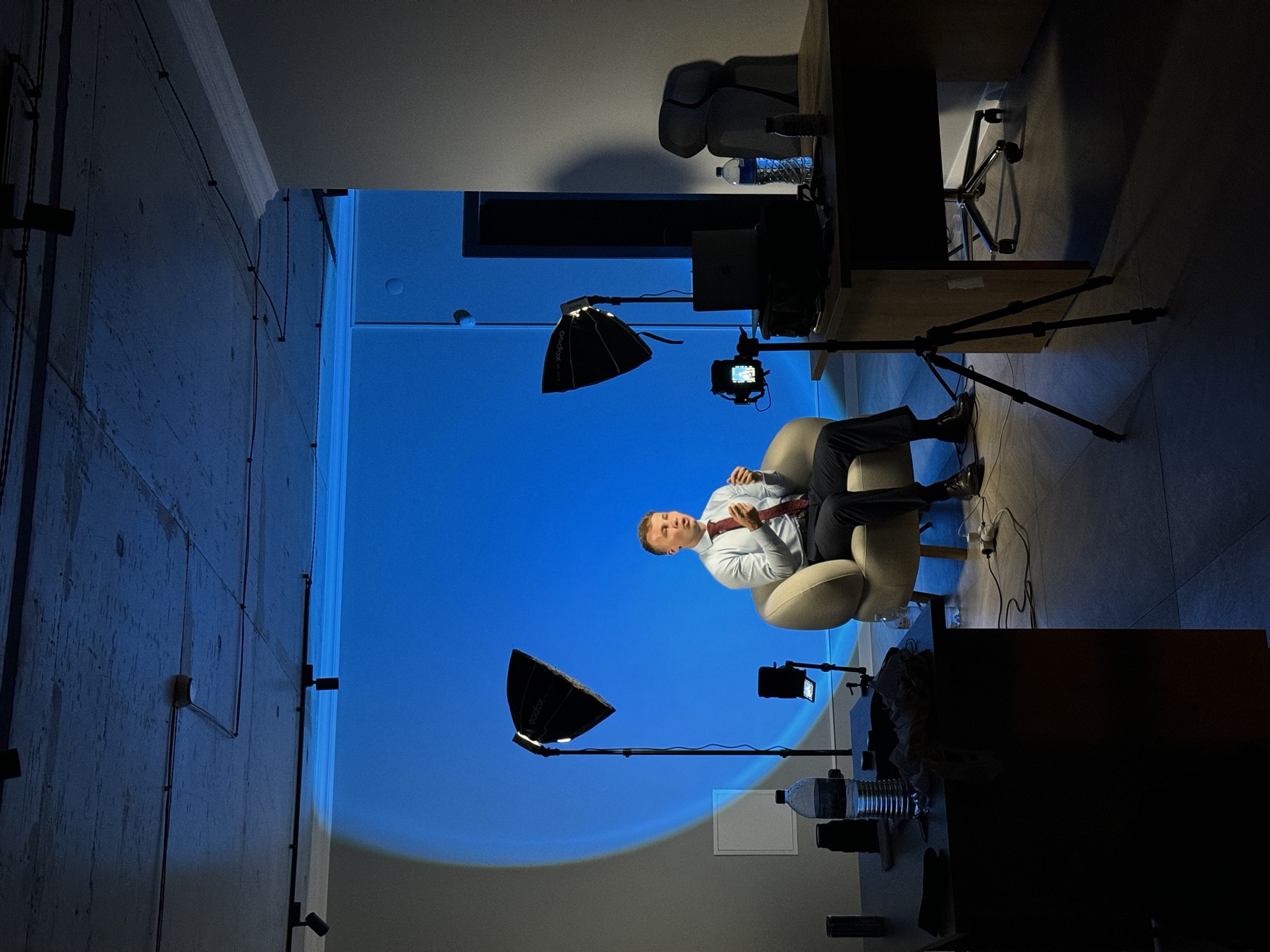 Tournage dans le studio Media Scale de Toulouse, lumière bleue